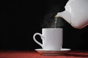 verser du thé boisson chaude photo
