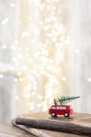 arbre de Noël sur bohek en bois, arrière-plan flou. photo
