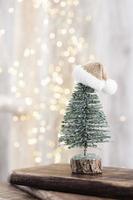 arbre de Noël sur bohek en bois, arrière-plan flou. photo