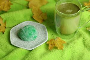 coloré Japonais bonbons Daifuku ou mochi découpé en tranches. bonbons proche en haut sur le assiette avec tasse de matcha thé photo