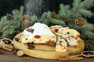 tranché chrismas volé avec en poudre sucre et Noël décoration photo