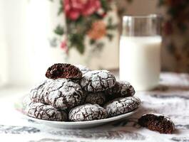 fait maison Chocolat puce biscuits et une verre de Lait sur le tableau. Noël traiter pour Père Noël. fermer. sélectif se concentrer. photo