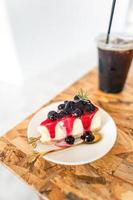 gâteau aux myrtilles sur une assiette dans un café photo