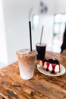 gâteau aux myrtilles sur une assiette dans un café photo