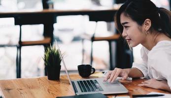 femme d'affaires utilisant un ordinateur portable travaillant avec une calculatrice pour les finances. chemin de détourage photo