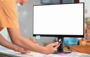 programmeur utilisant une maquette d'ordinateur à écran vierge sur un bureau de programmation. photo