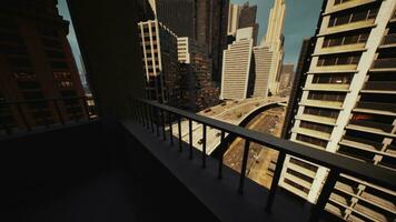une paysage urbain capturé de une balcon surplombant le animé des rues au dessous de photo