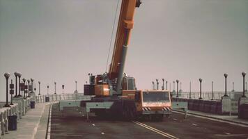 gros auto grue sur le pont en dessous de contraction photo