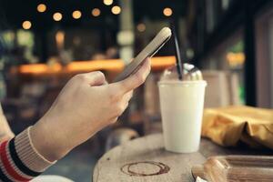 femmes main en jouant téléphone dans café magasin photo