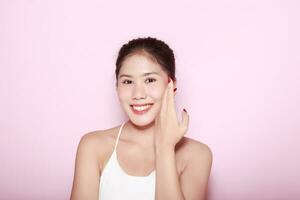 portrait de magnifique Jeune femme avec nettoyer Frais peau sur rose arrière-plan, visage se soucier, faciale traitement. cosmétologie, beauté et spa. asiatique femmes portrait photo