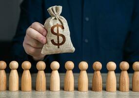 une homme détient une dollar argent sac au dessus le foule. budgétaire fonds pour social politique. social politique. dépôts et prêts. les salaires. financement participatif et collecte de fonds. photo