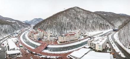 vue aérienne de la station de ski de rosa khutor, montagnes couvertes de neige à krasnaya polyana, russie. photo