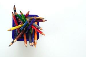 Haut vue de crayon ou coloré des crayons dans boîte sur blanc Contexte. connaissance et éducation concept. photo