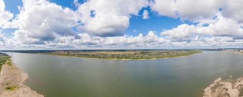 vue aérienne de la rivière tom aux beaux jours, été en sibérie, russie photo