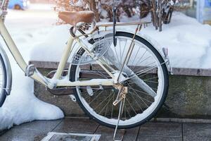 ancien bicyclette avec neige dans hiver saison. sapporo, hokkaïdo, Japon photo