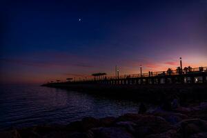 le coucher du soleil sur le front de mer dans alicante photo