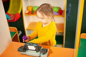 enfant dans Jardin d'enfants, salle de jeux, en jouant avec jouets, apprentissage. pièces dans magasin, des légumes et des fruits, en espèces S'inscrire et Balance. coloré. photo