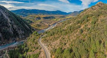 drone panorama plus de le mirador de Janovas gorge et le rivière ara dans le Espagnol Pyrénées photo