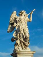 statue de une saint ange avec ailes en portant une guerre lance à le Saint ange pont sur ciel, Rome, Italie. photo