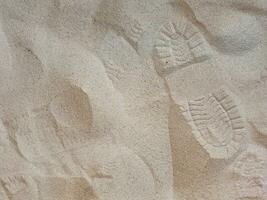 image de le sable avec chaussure Des marques photo