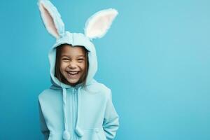 ai généré une Jeune fille dans une lapin costume dans de face de une bleu arrière-plan, content affronter, génératif ai photo