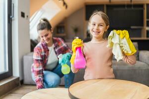 content fille et mère nettoyage maison ensemble. photo