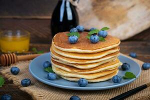 délicieux Crêpes avec myrtilles et Miel. sucré Crêpes avec Frais baies photo