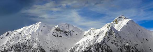 chaîne de montagnes en hiver photo