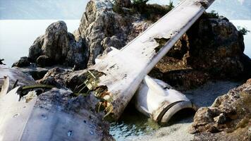 avion épave sur le plage avec rochers près océan photo