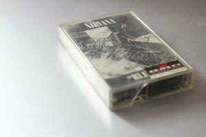 Bangkok, Thaïlande - 09 février 2022 90's cassette ruban de nirvana eau de Javel album sur gris Contexte. photo