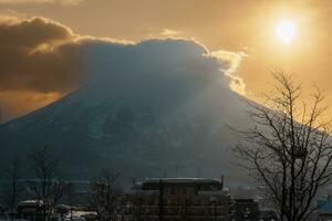 magnifique yotei Montagne avec neige dans hiver saison à Niséko. point de repère et populaire pour ski et planche a neige touristes attractions dans hokkaïdo, Japon. Voyage et vacances concept photo