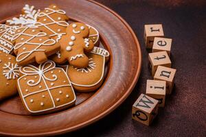 magnifique délicieux sucré hiver Noël pain d'épice biscuits sur une bronze texturé Contexte photo