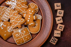 magnifique délicieux sucré hiver Noël pain d'épice biscuits sur une bronze texturé Contexte photo