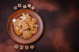 magnifique délicieux sucré hiver Noël pain d'épice biscuits sur une bronze texturé Contexte photo