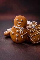 magnifique délicieux sucré hiver Noël pain d'épice biscuits sur une bronze texturé Contexte photo