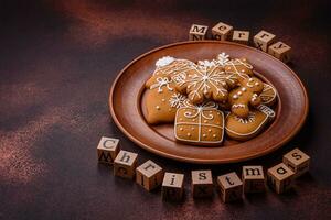 magnifique délicieux sucré hiver Noël pain d'épice biscuits sur une bronze texturé Contexte photo