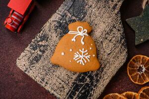 magnifique délicieux sucré hiver Noël pain d'épice biscuits sur une bronze texturé Contexte photo