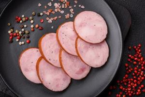 délicieux fumé saucisse avec sel et épices Couper dans tranches photo