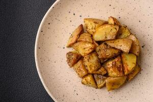 délicieux croustillant frit Patate coins avec sel, épices et herbes photo