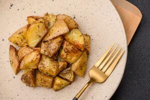 délicieux croustillant frit Patate coins avec sel, épices et herbes photo