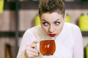 magnifique fille les boissons vert thé dans café photo