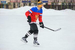 le hockey joueur avec une bâton va sur le la glace photo