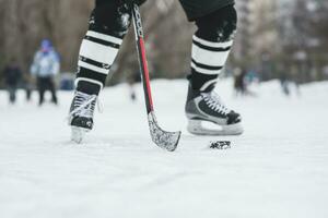le hockey joueur court avec le palet sur le la glace photo