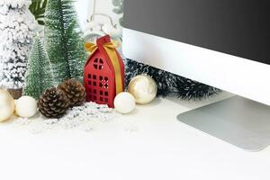 de fête scène est une magnifique Noël arbre orné, avec Noël des balles, pin cônes, et une rouge maison cadeau boîte lié avec d'or ruban. Noël maquette avec espace pour texte. photo