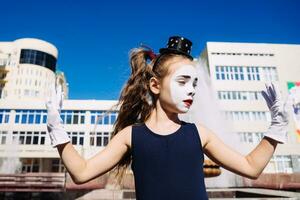 peu mime fille spectacles pantomime sur le rue photo