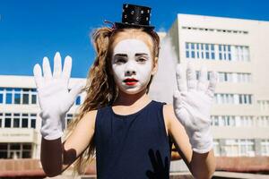 peu mime fille spectacles pantomime sur le rue photo