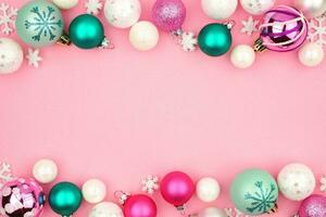 magnifique Noël arrière-plan, des balles et briller, impressionnant décoration photo