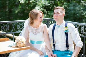 le la mariée et jeune marié pose pour le caméra photo