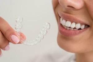 fille avec une magnifique sourire en portant une transparent bouche garde photo