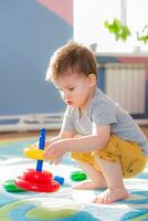 le peu enfant recueille une piraimda séance sur une sol photo